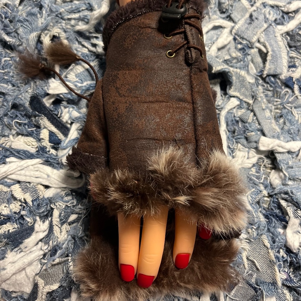 Faux fur fingerless gloves